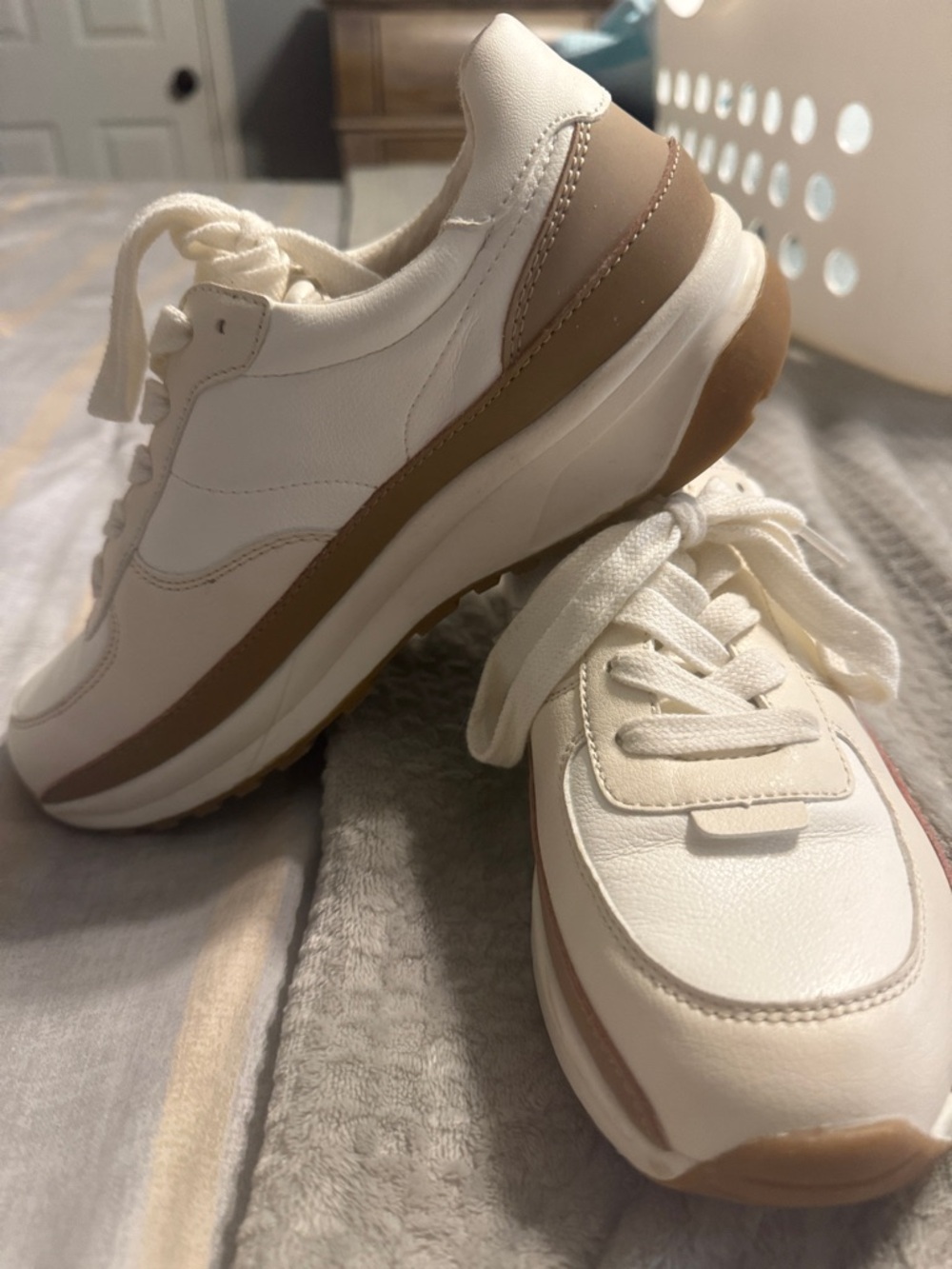 Women's Cream Casual Sneakers - Neutral Lace-Up Comfort